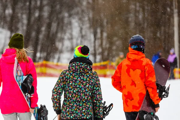 Mutlu Arkadaşlar Kış Tatiline Gidiyor Gençler Snowboard Yaparken Çok Eğleniyor — Stok fotoğraf