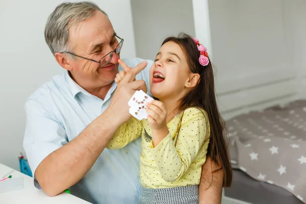 Großvater Trifft Seine Süße Enkelin — Stockfoto