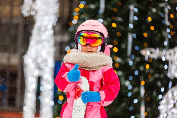 穿着滑雪服的小女孩的肖像 — 图库照片