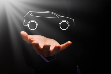 Araba ikonunu koruyan eller. Ellerin arabayı koruma hareketi göstermesi. Araba sigortası ve otomotiv sektörü kavramı.