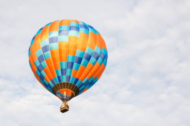 Mavi gökyüzünde sıcak hava balonu. Doğa ve mavi gökyüzü arkaplanı bileşimi