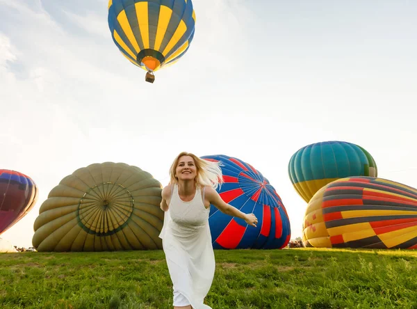 Vrouw Een Hete Lucht Ballon Zomer — Stockfoto