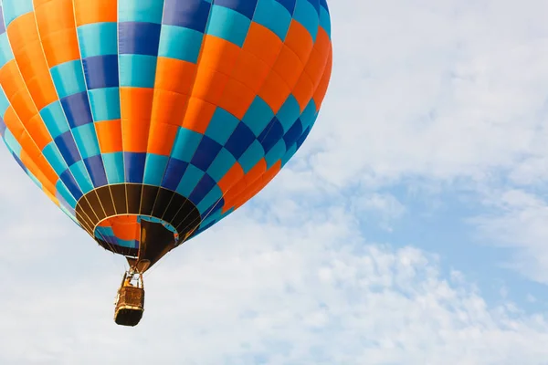 Hete Luchtballon Boven Blauwe Lucht Samenstelling Van Natuur Blauwe Lucht — Stockfoto
