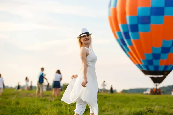 Geweldig Uitzicht Met Vrouw Luchtballon Artistiek Beeld Schoonheidswereld Het Gevoel — Stockfoto