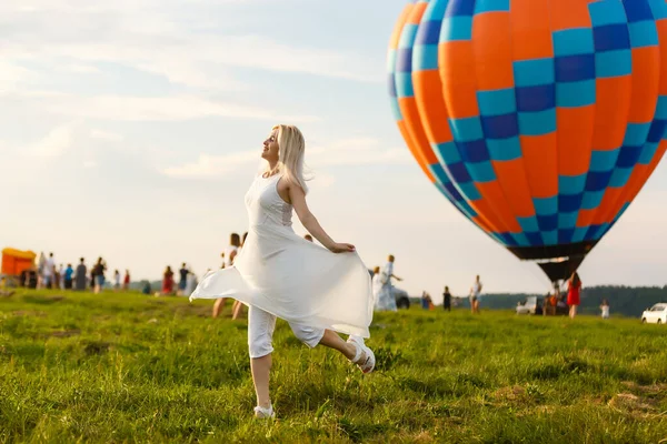 Een Toeristische Vrouw Die Geniet Van Een Prachtig Uitzicht Ballonnen — Stockfoto