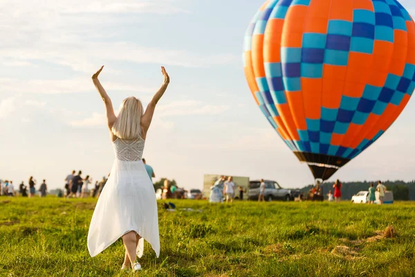Geweldig Uitzicht Met Vrouw Luchtballon Artistiek Beeld Schoonheidswereld Het Gevoel — Stockfoto