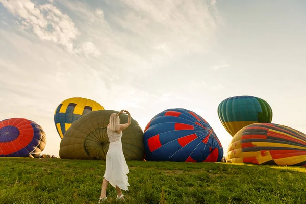 Una Turista Disfrutando Una Maravillosa Vista Los Globos Concepto Viaje — Foto de Stock