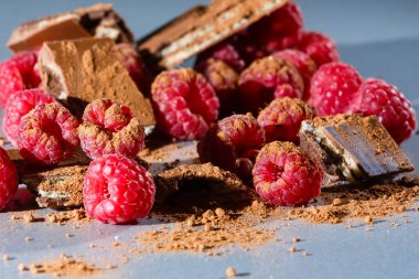 Gri arka planda kırmızı ahududu meyvesi