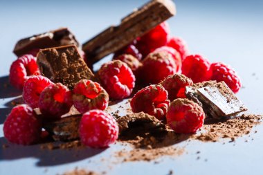 Gri arka planda kırmızı ahududu meyvesi