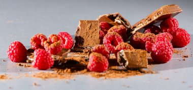 Gri arka planda kırmızı ahududu meyvesi