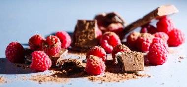 Gri arka planda kırmızı ahududu meyvesi