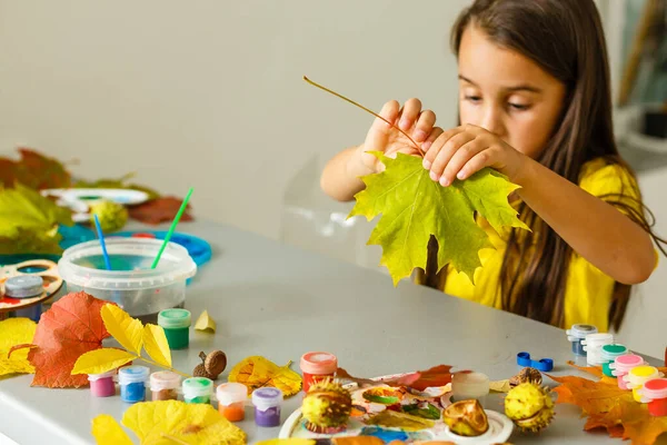 Pequena Pintura Menina Outono Folhas Amarelas Com Guache Crianças Artes — Fotografia de Stock