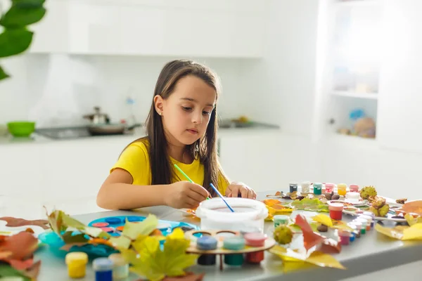 Ζωγραφική Κοριτσάκι Φθινοπωρινά Κίτρινα Φύλλα Γκουάς Παιδικές Τέχνες Παιδική Δημιουργικότητα — Φωτογραφία Αρχείου