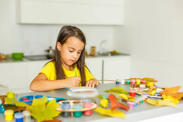 Pequena Pintura Menina Outono Folhas Amarelas Com Guache Crianças Artes — Fotografia de Stock