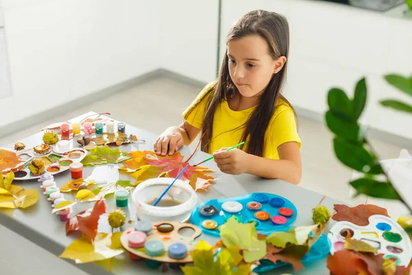 秋の黄色の葉にガッシュ 子供の芸術 子供の創造性 秋の芸術で女の子の絵 — ストック写真