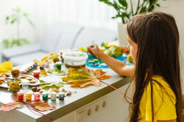Pittura Bambina Foglie Gialle Autunnali Con Guazzo Arte Bambini Creatività — Foto Stock