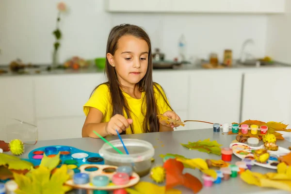 Malowanie Dziewczynki Jesiennych Żółtych Liściach Gwaszem Sztuka Dla Dzieci Kreatywność — Zdjęcie stockowe