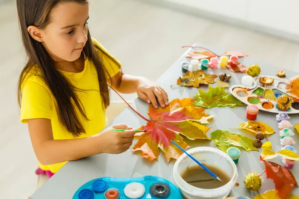 Pintura Niña Sobre Hojas Amarillas Otoñales Con Gouache Artes Infantiles — Foto de Stock