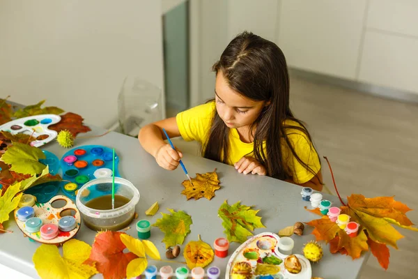 Pintura Niña Sobre Hojas Amarillas Otoñales Con Gouache Artes Infantiles — Foto de Stock