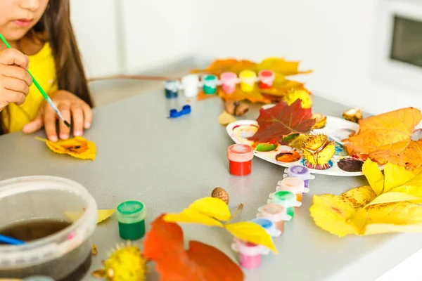Ζωγραφική Κοριτσάκι Φθινοπωρινά Κίτρινα Φύλλα Γκουάς Παιδικές Τέχνες Παιδική Δημιουργικότητα — Φωτογραφία Αρχείου