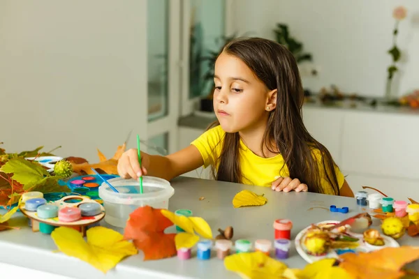 Kleines Mädchen Malt Auf Herbstgelben Blättern Mit Gouache Kinderkunst Kinder — Stockfoto