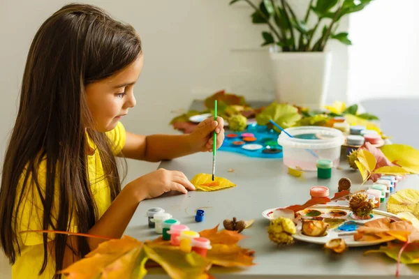 Pequena Pintura Menina Outono Folhas Amarelas Com Guache Crianças Artes — Fotografia de Stock