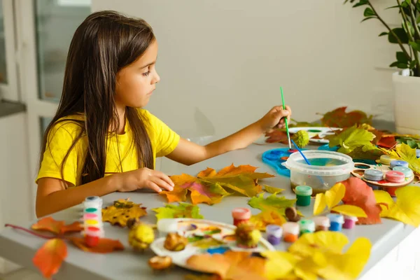 Pittura Bambina Foglie Gialle Autunnali Con Guazzo Arte Bambini Creatività — Foto Stock