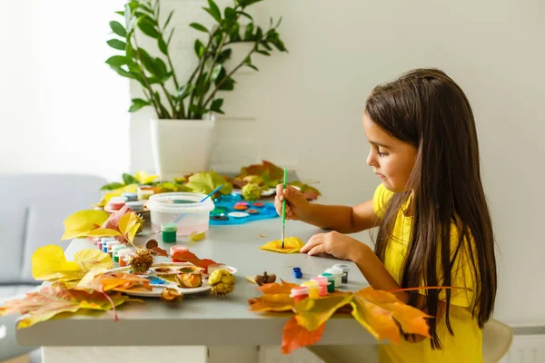 Pittura Bambina Foglie Gialle Autunnali Con Guazzo Arte Bambini Creatività — Foto Stock