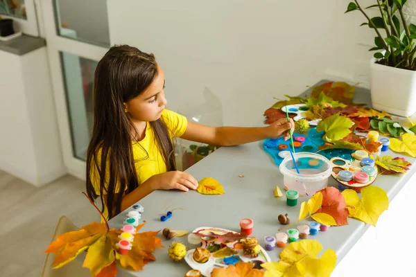 Pittura Bambina Foglie Gialle Autunnali Con Guazzo Arte Bambini Creatività — Foto Stock