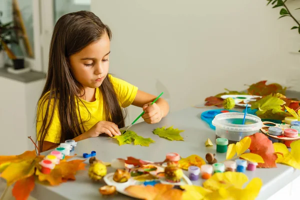 Pequena Pintura Menina Outono Folhas Amarelas Com Guache Crianças Artes — Fotografia de Stock