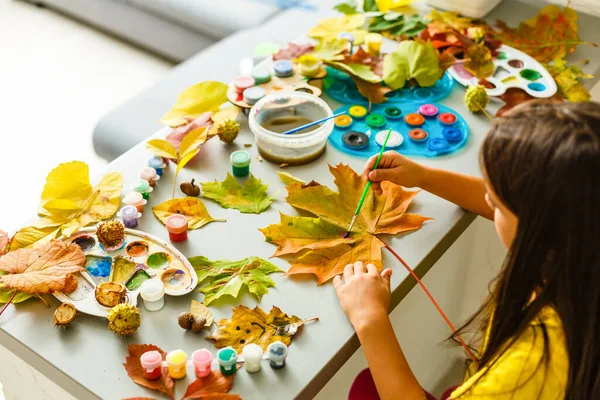Pequena Pintura Menina Outono Folhas Amarelas Com Guache Crianças Artes — Fotografia de Stock