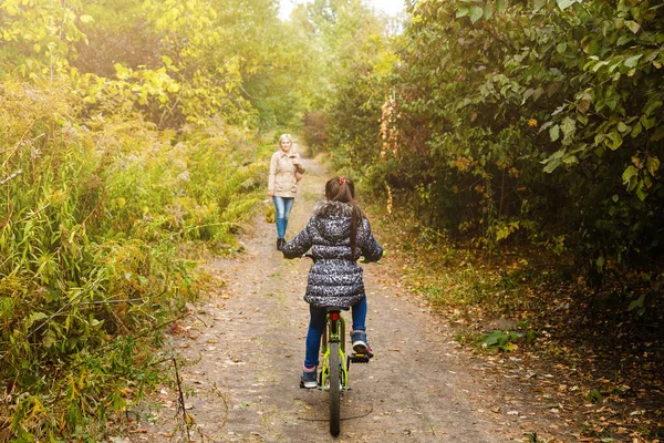 Moeder Dochter Wandelen Het Herfstbos — Stockfoto