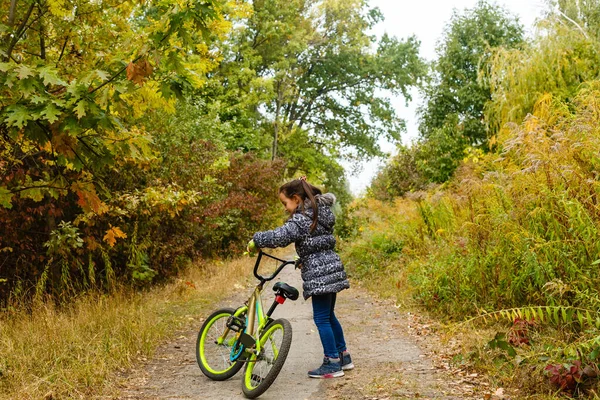 Adorable Chica Montando Una Bicicleta Hermoso Día Otoño — Foto de Stock