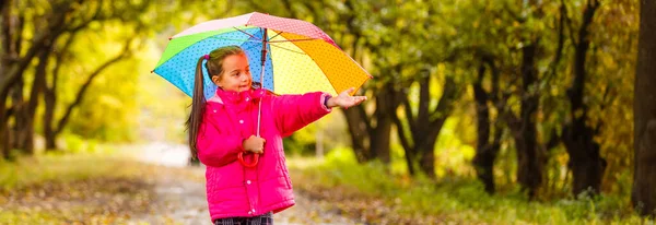 Verspieltes Kleines Mädchen Versteckt Sich Hinter Buntem Regenschirm Freien — Stockfoto