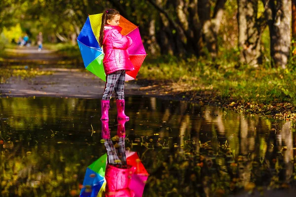 Muito Bonito Menina Jaqueta Rosa Botas Borracha Está Pulando Sobre — Fotografia de Stock