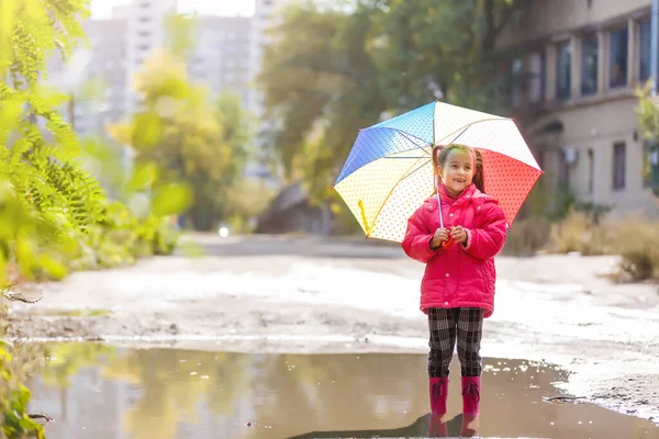 Маленькая Девочка Резиновых Сапогах Бежит Через Лужу Дождливый День — стоковое фото