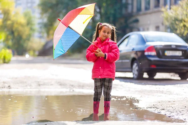 街中に傘を差した少女が — ストック写真