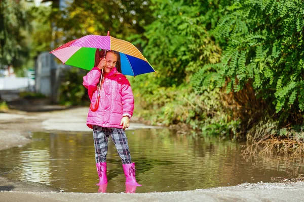 遊び心小さな女の子隠れてカラフルな傘屋外 — ストック写真