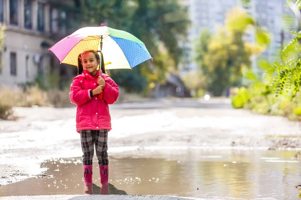 Adorável Menina Segurando Guarda Chuva Branco Uma Poça Dia Quente — Fotografia de Stock