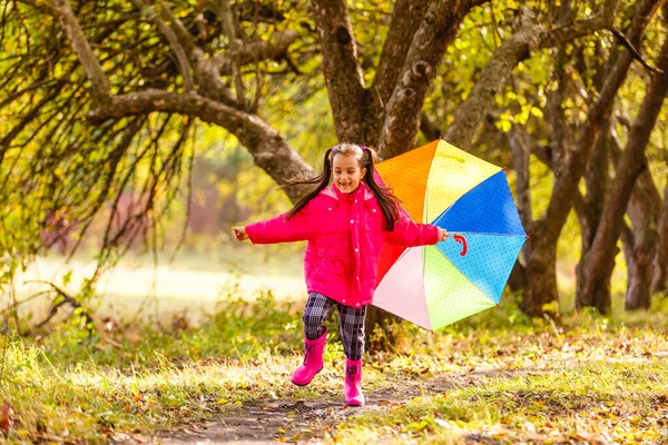 Adorable Jeune Fille Avec Parasol Coloré Extérieur Automne Jour Pluie — Photo