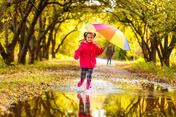 Urocza Dziewczynka Kolorowym Parasolem Świeżym Powietrzu Jesienny Deszczowy Dzień — Zdjęcie stockowe