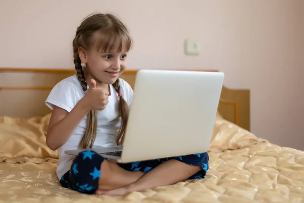 Educazione Tempo Libero Tecnologia Concetto Internet Piccola Studentessa Con Computer — Foto Stock