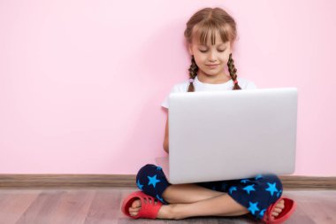 ev, eğlence, teknoloji ve internet konsepti - evde dizüstü bilgisayarı olan küçük kız öğrenci