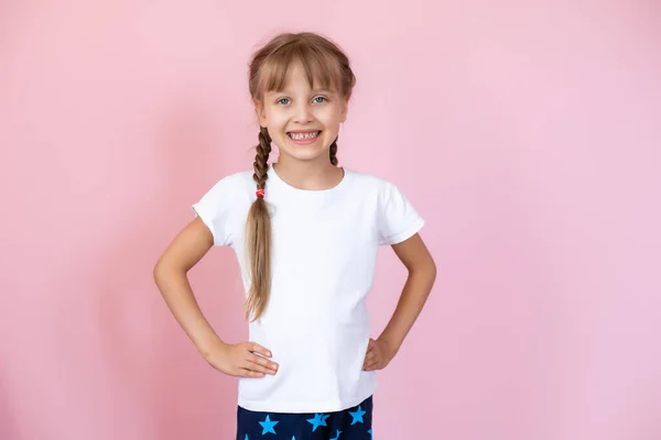 Linda Menina Loira Com Cabelos Longos Branco Shirt Sorrindo Fundo — Fotografia de Stock