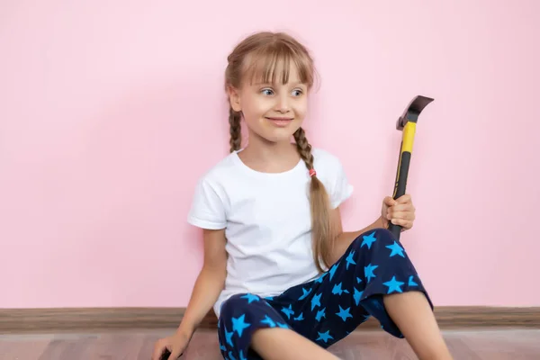 망치를 소녀는 어린이 방에서 수리를 — 스톡 사진