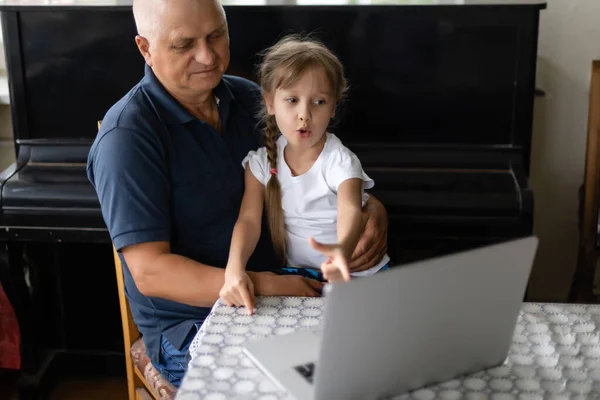 Portrait Grand Père Petite Fille Faisant Des Devoirs Avec Ordinateur — Photo