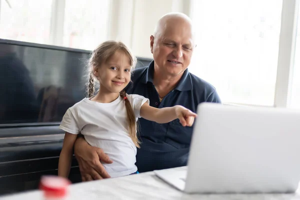 Grand Père Aîné Avec Petite Fille Assise Table — Photo