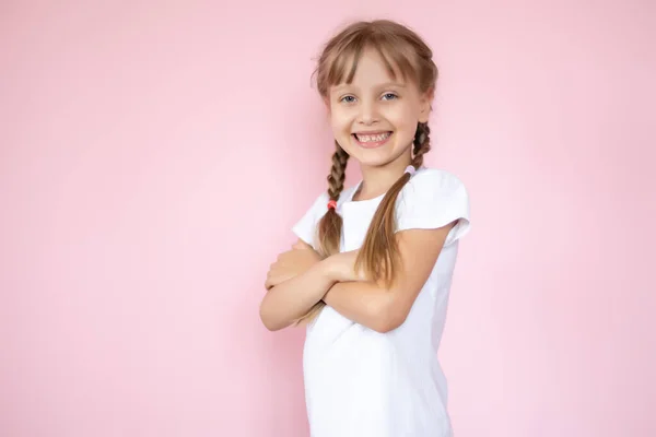 Bella Bambina Una Shirt Bianca Sorridente Uno Sfondo Rosa — Foto Stock
