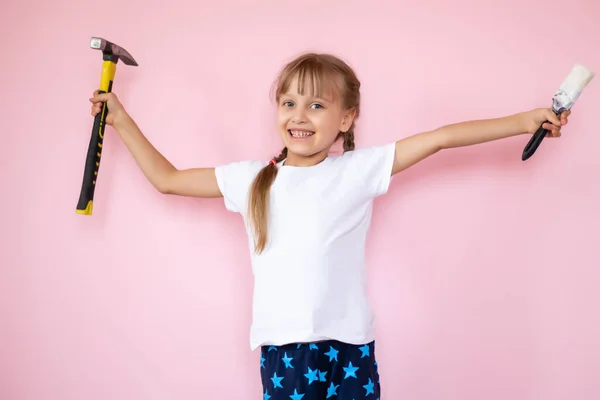 Çekiçli Küçük Kız Çocuk Odasında Tamirat Yapıyor — Stok fotoğraf