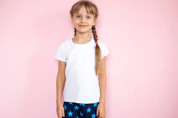 Menina Bonita Uma Camiseta Branca Sorrindo Fundo Rosa — Fotografia de Stock